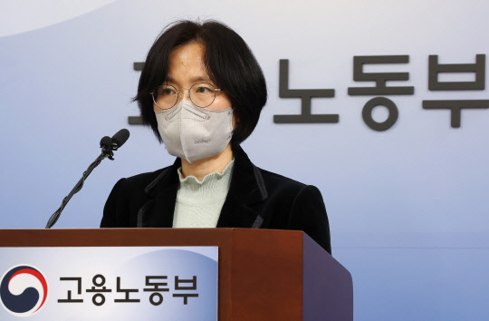 정향숙 고용노동부 노동시장조사과장이 12월 29일 오전 세종시 정부세종청사에서 22년 11월 사업체노동력조사 및 22년 하반기 직종별사업체노동력조사 결과 발표를 하고 있다. <연합뉴스>